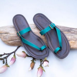 Zehentrenner Sandale Gorgona aus vegetabil gegerbtem Leder mit verstellbarem Riemen am Rist