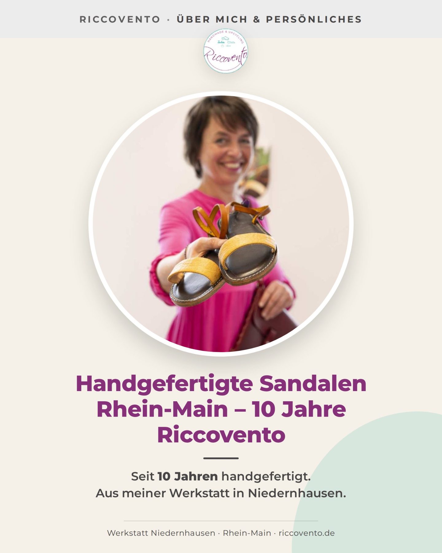 Kreis zeigt Dana von Riccovento mit Sandalen in der Hand