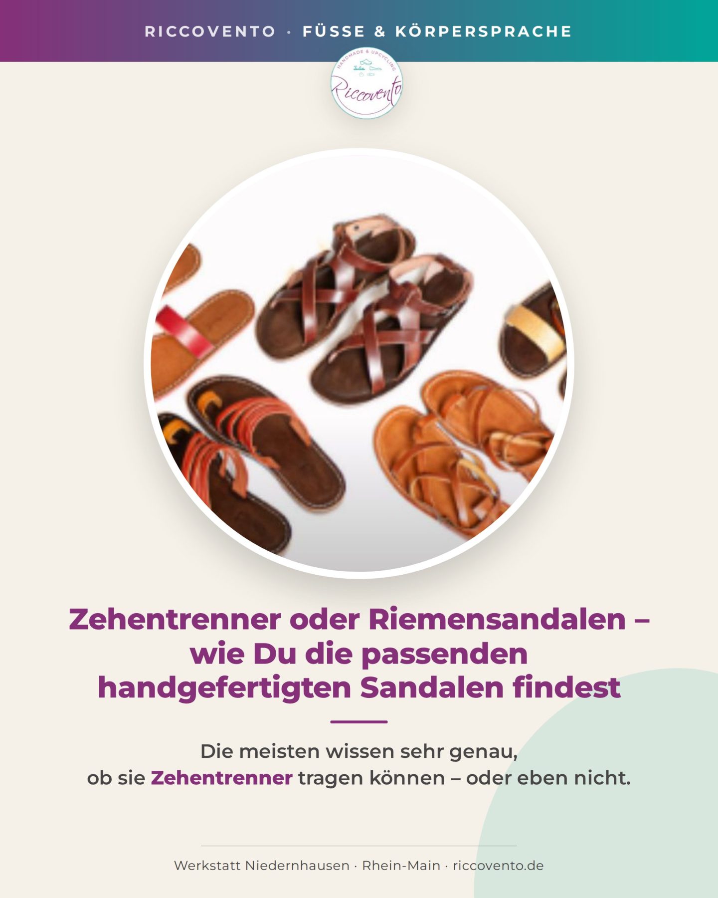 zehentrenner und riemensandalen im Kreis